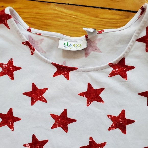 d&co Active White Tee With Red Stars, Pockets, and Side Slits - NWOT Sz L - Picture 4 of 8